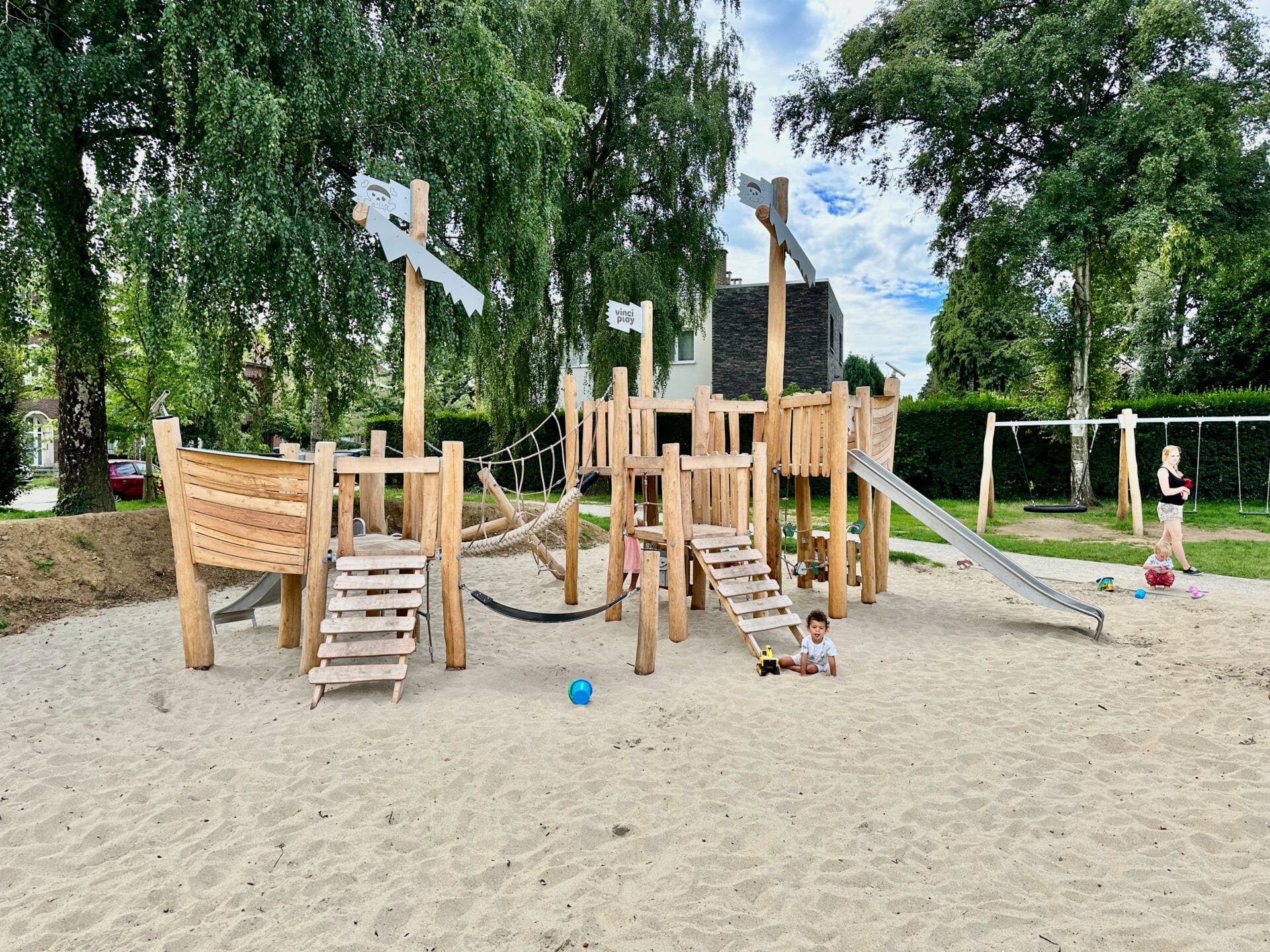 Robinia schip XL met hangbrug realisatie Vilvoorde
