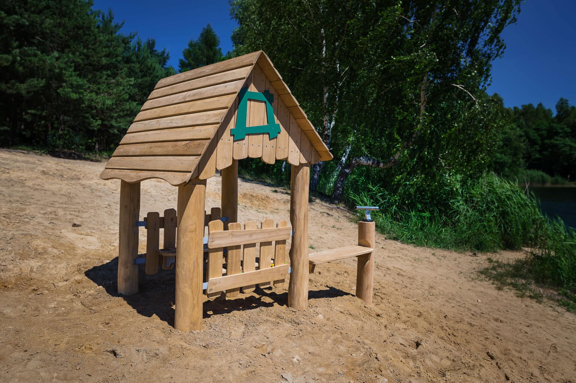 Robinia speelhuis met toonbank realisatie