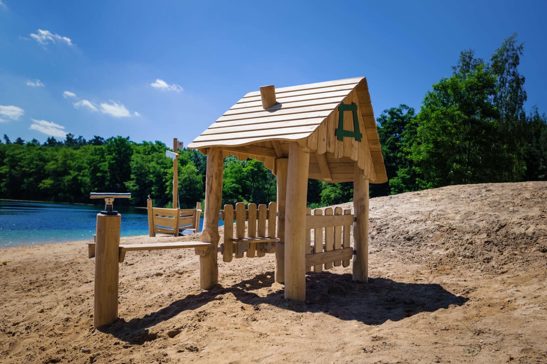 Robinia speelhuis met toonbank realisatie