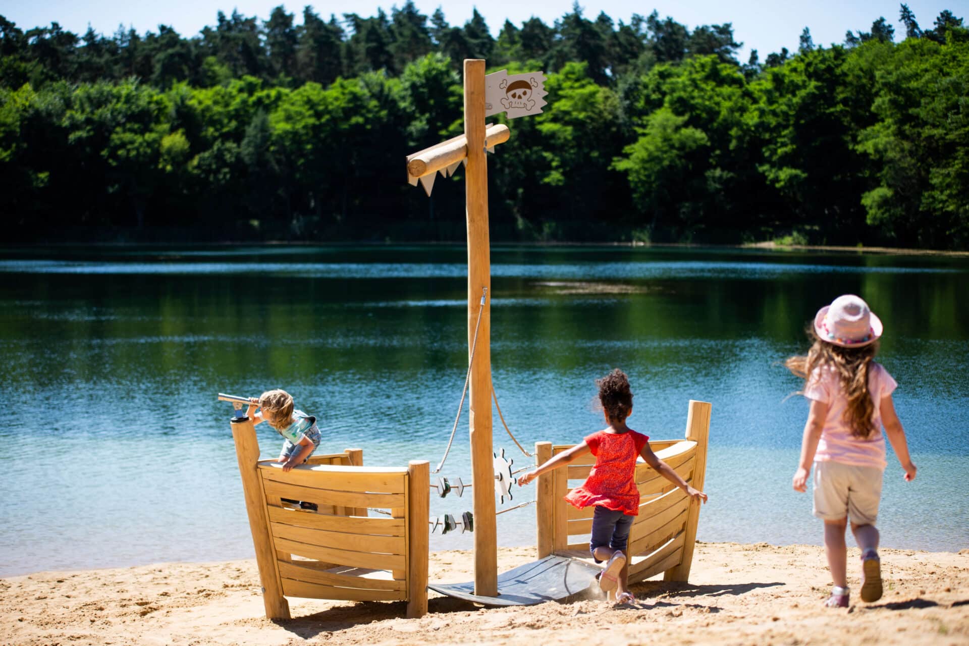 Robinia speelboot met platform