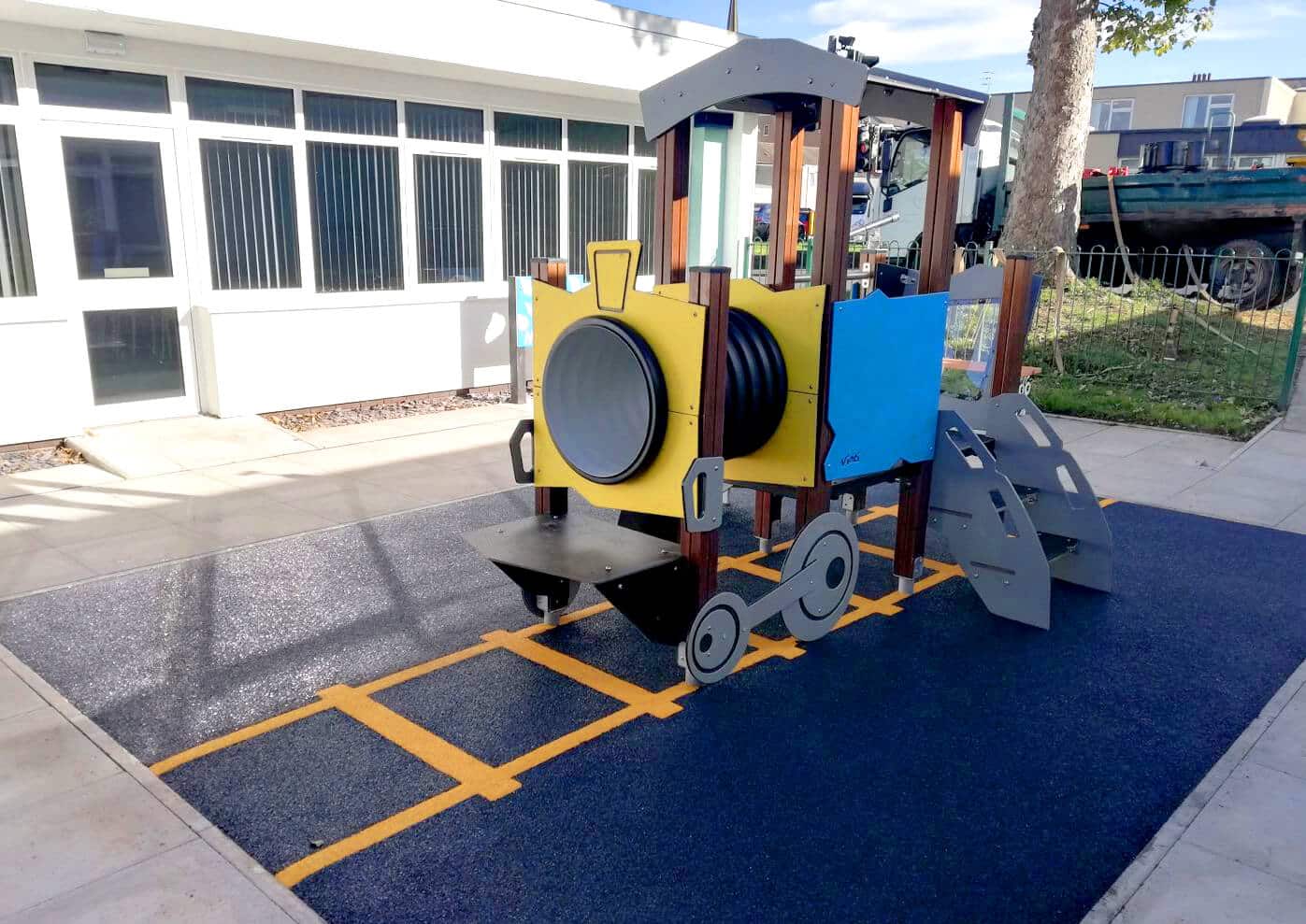 Treinlocomotief met glijbaan realisatie