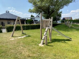 Robinia speeltoren met schommel Aalst
