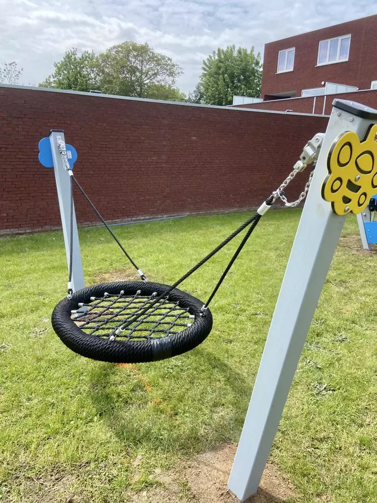 Realisatie Vogelnestschommel vlinders