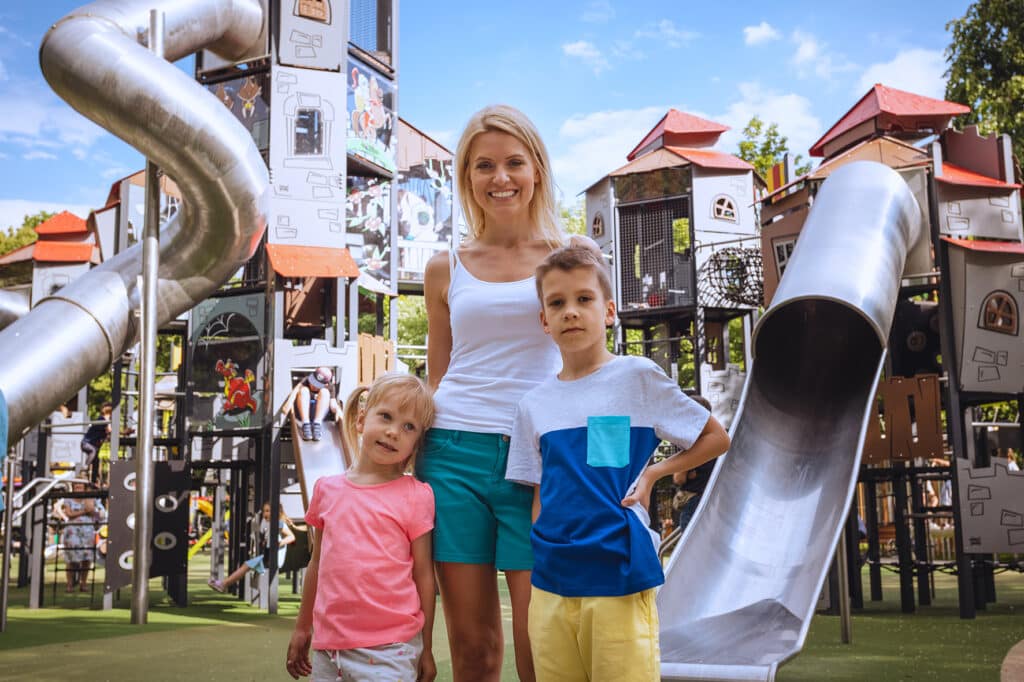 Moeder en kinderen voor een castillo speelcombinatie