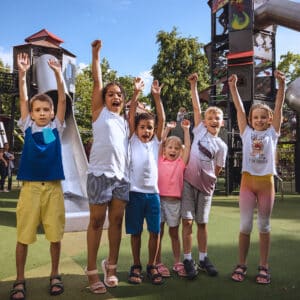 Juichende kinderen in een speeltuin