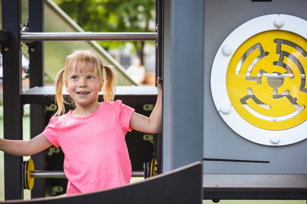 Kind met doolhofraam spelpaneel