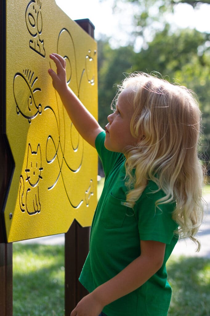 Kind speelt met educatief spelpaneel