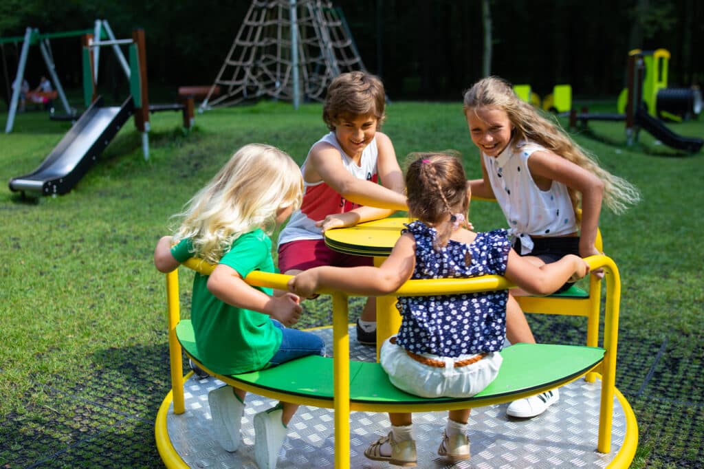 Kinderen op een draaimolen