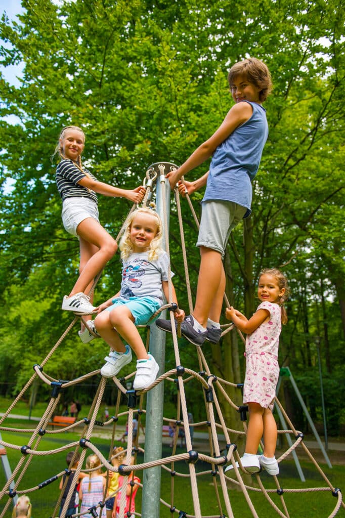 Kinderen op een klimnet in de natuur