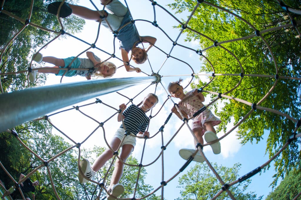 Kinderen op een piramide klimnet