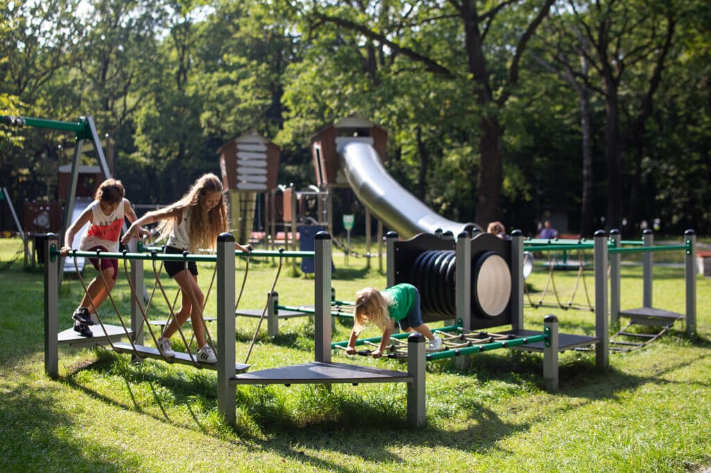 Kinderen op stalen balanceerparcours