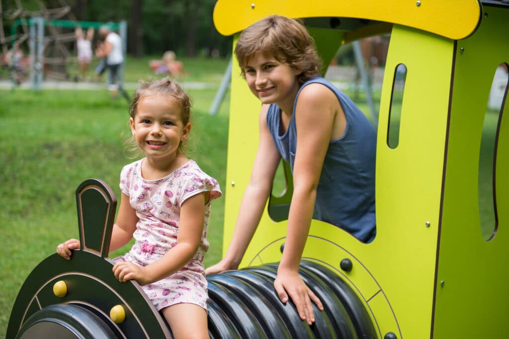 Kinderen op trein speeltoestel