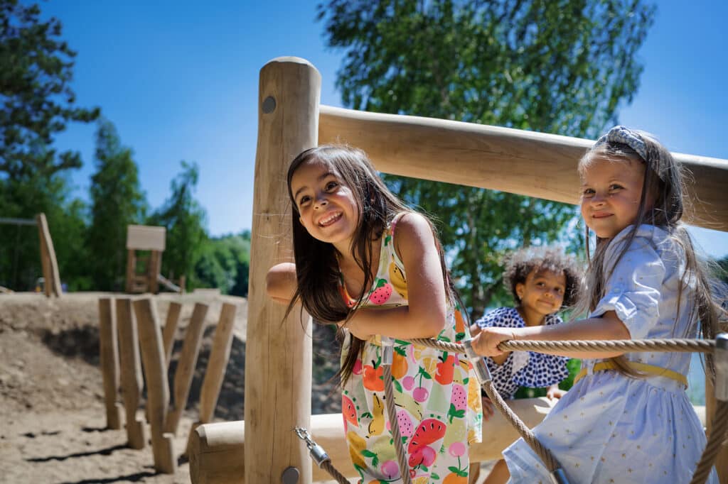 Lachende kinderen op een robinia klimnet