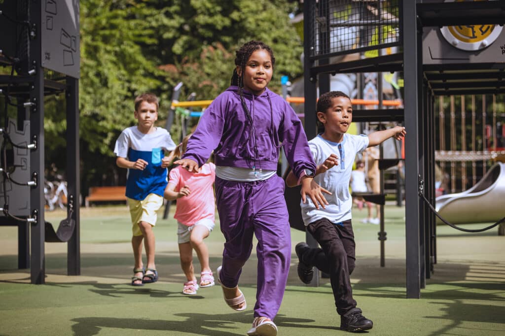 Lopen de kinderen tussen Castillo speeltorens