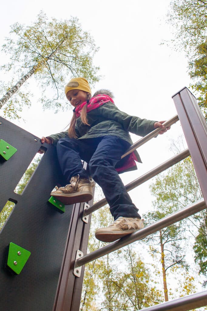 Meisje op een klimladder