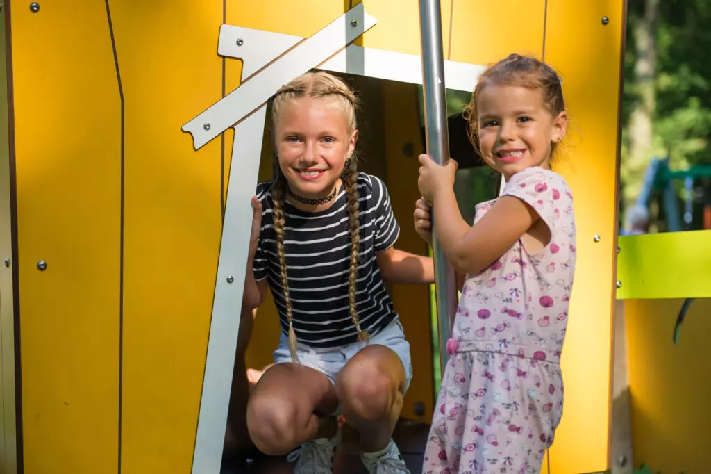 Meisjes op Crooc speeltoren