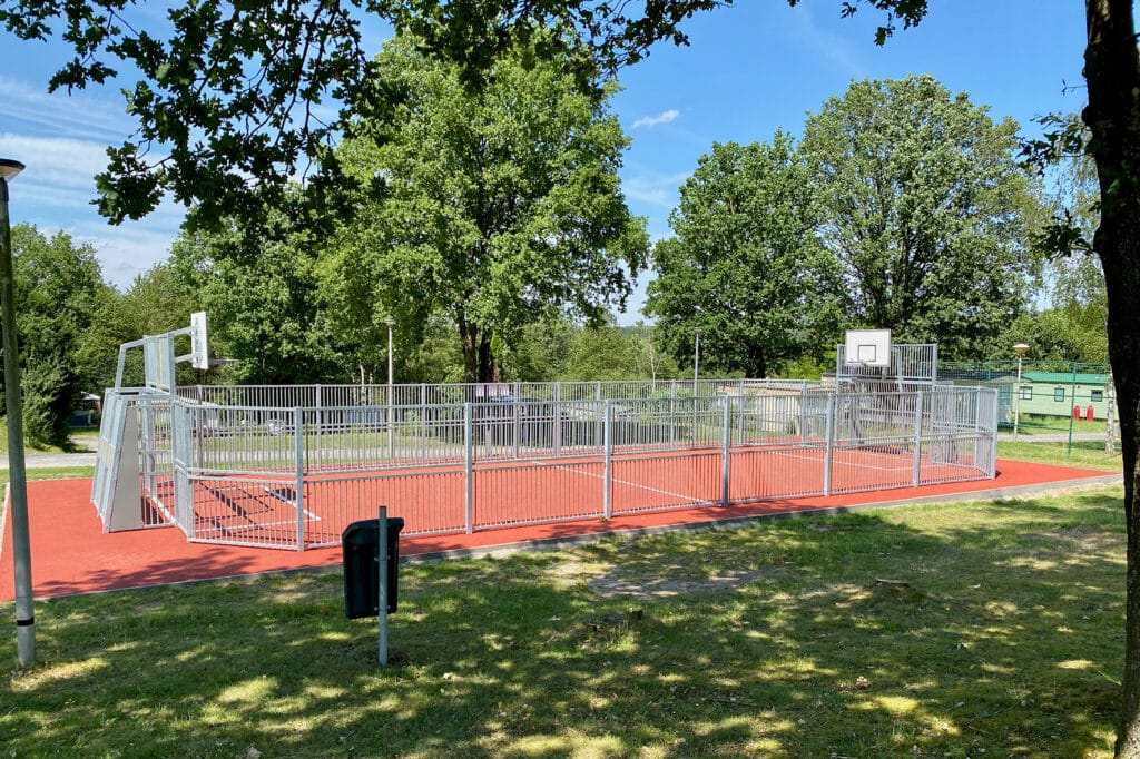 Multisportkooi met een gegoten rubbervloer