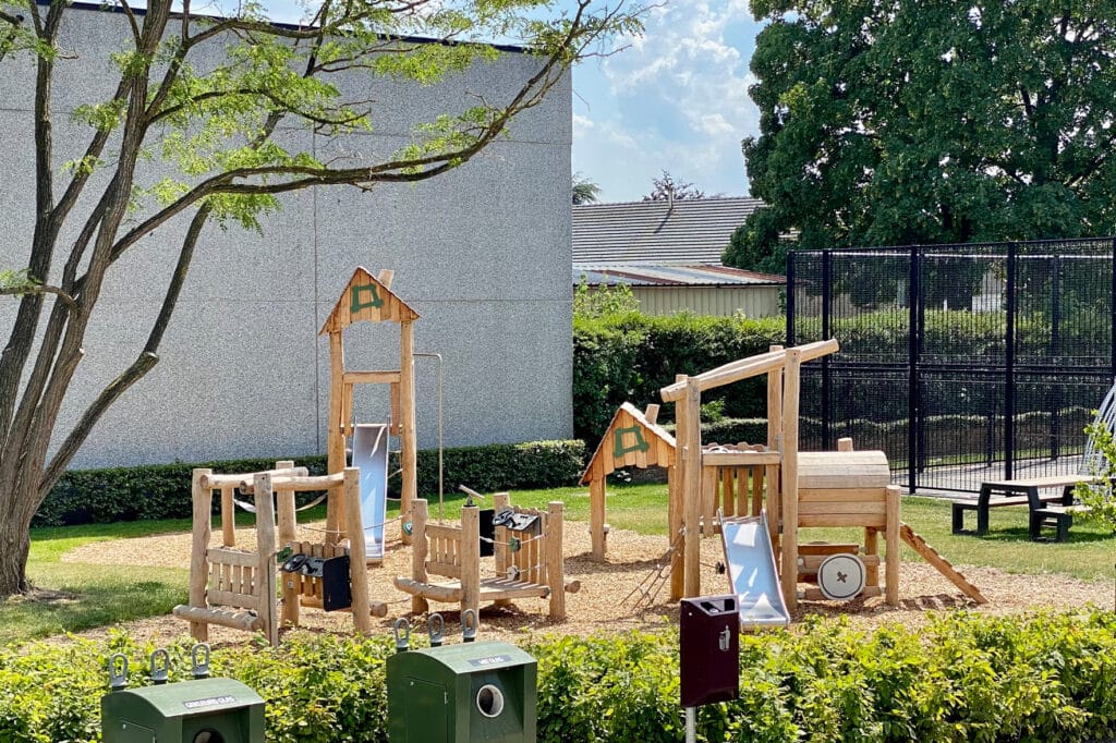 Realisatie speeltuin met Robinia thema tram