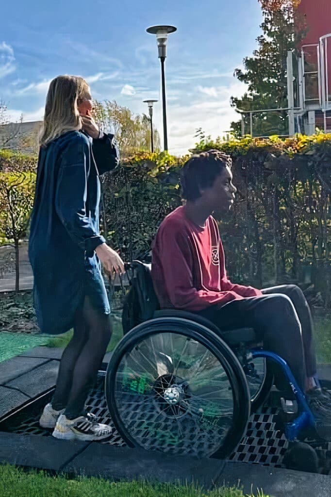 Rolstoelgebruiker op rolstoeltoegankelijke trampoline