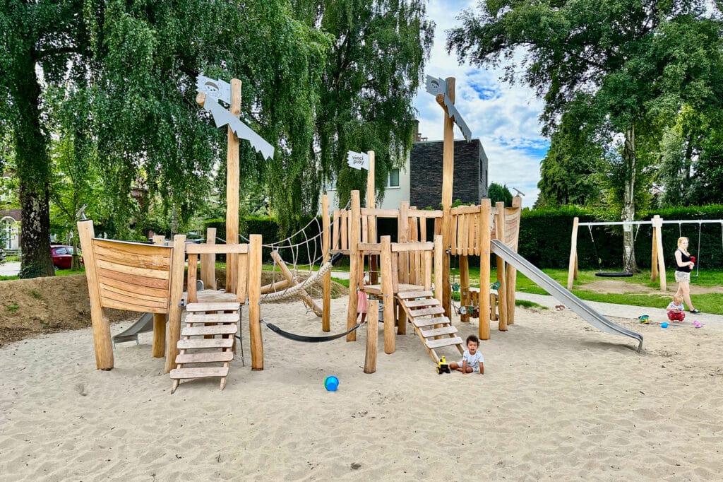 Robinia schip XL met hangbrug realisatie Vilvoorde