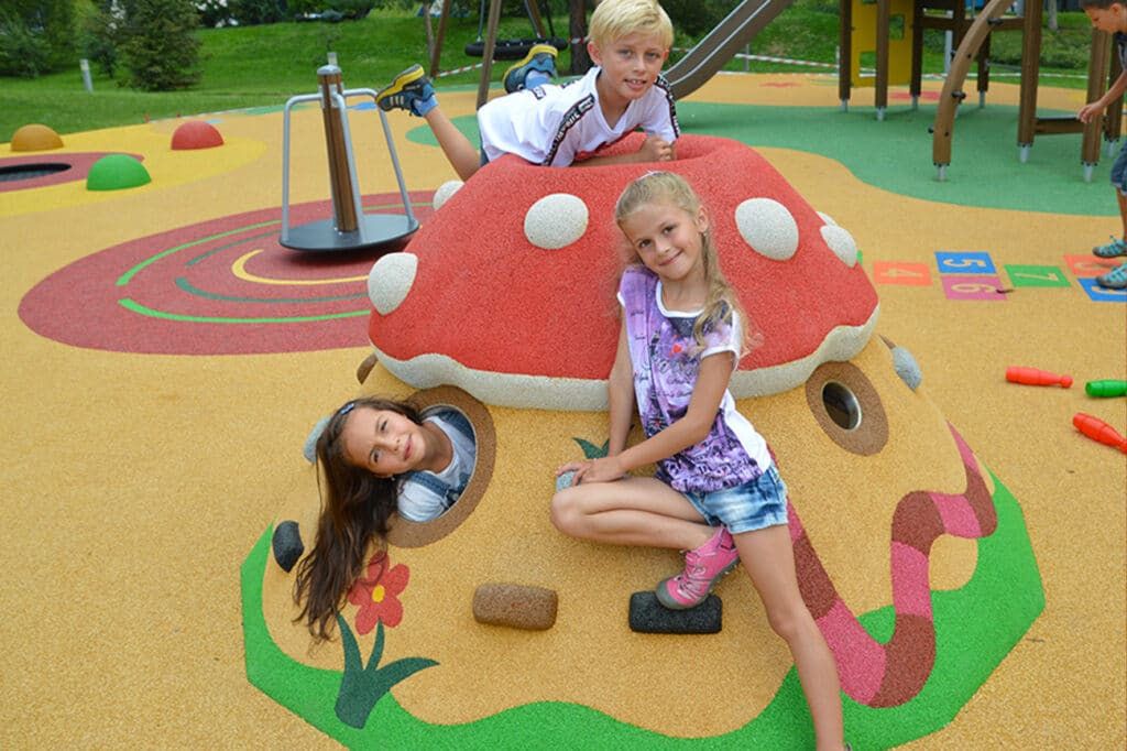 3D speelhuisje in EPDM met spelende kinderen