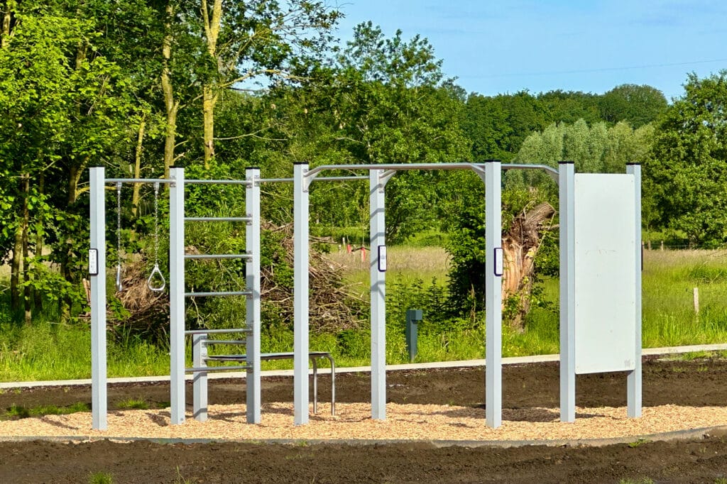 Calisthenics sporttoestel met houtsnippers