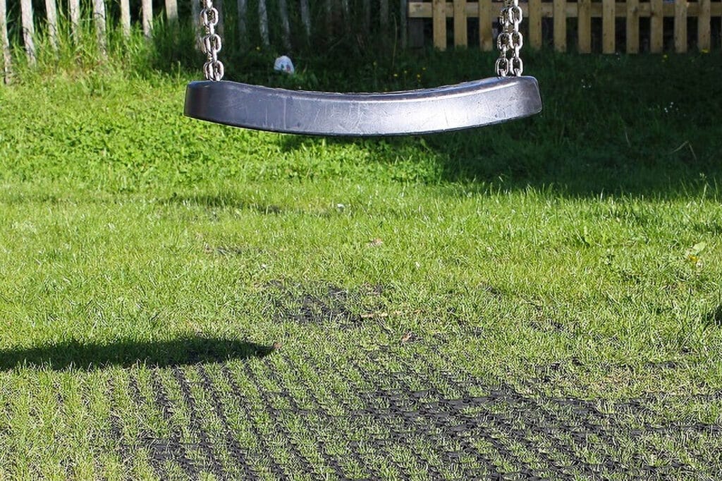 Doorgroeimatten onder schommel