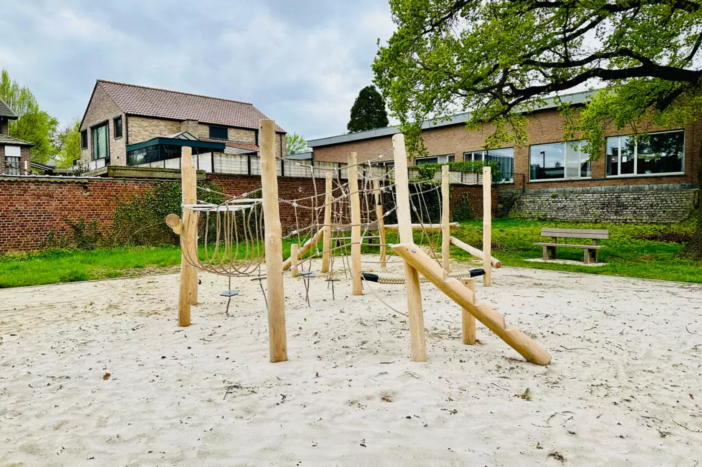 Robinia balanceerparcours in zandbak