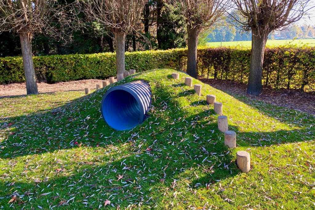 Stappalen met kruiptunnel in gras