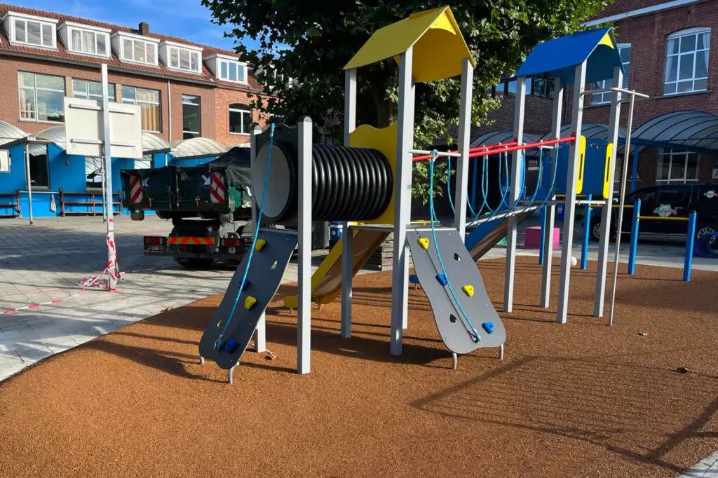 Uitvoering van EPDM mulch rond een metalen speelcombinatie