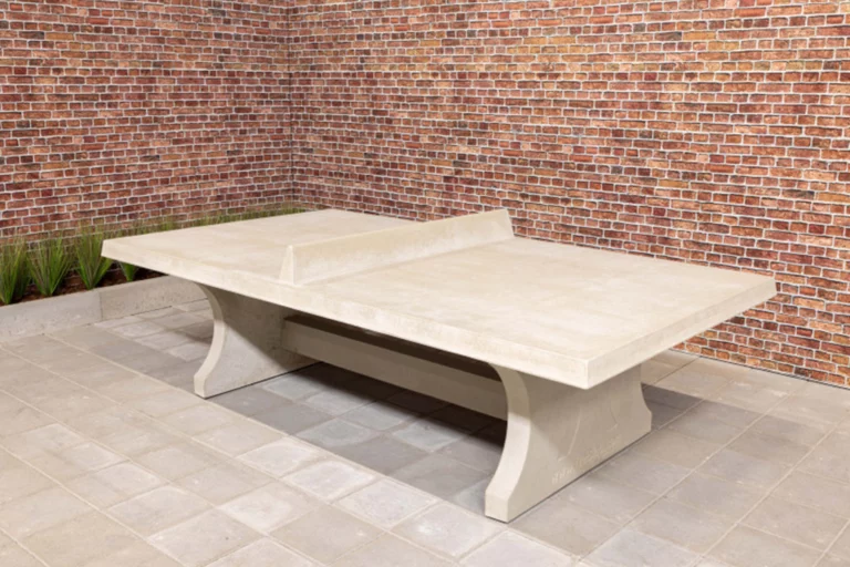 Betonnen speltafels en meubilair